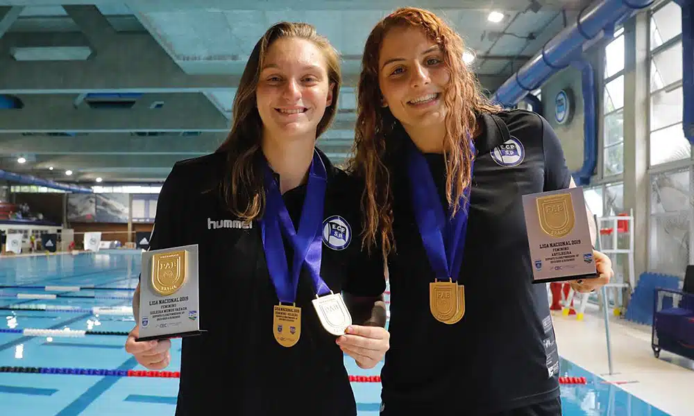 Thatiana Pregolini e Diana Abla, do Pinheiros, na Liga de Polo Aquático feminino