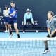 Bruno Soares e Mate Pavic avançam. Marcelo Demoliner é eliminado. Luisa Santini e Marcelo Melo tem jogos adiados pela chuva.