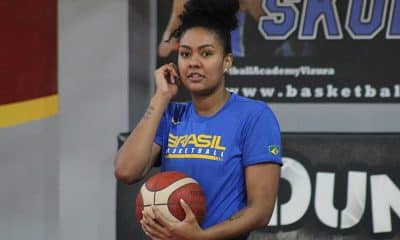 Damiris com a seleção de basquete feminino que vai disputar o Pré-Olímpico Mundial