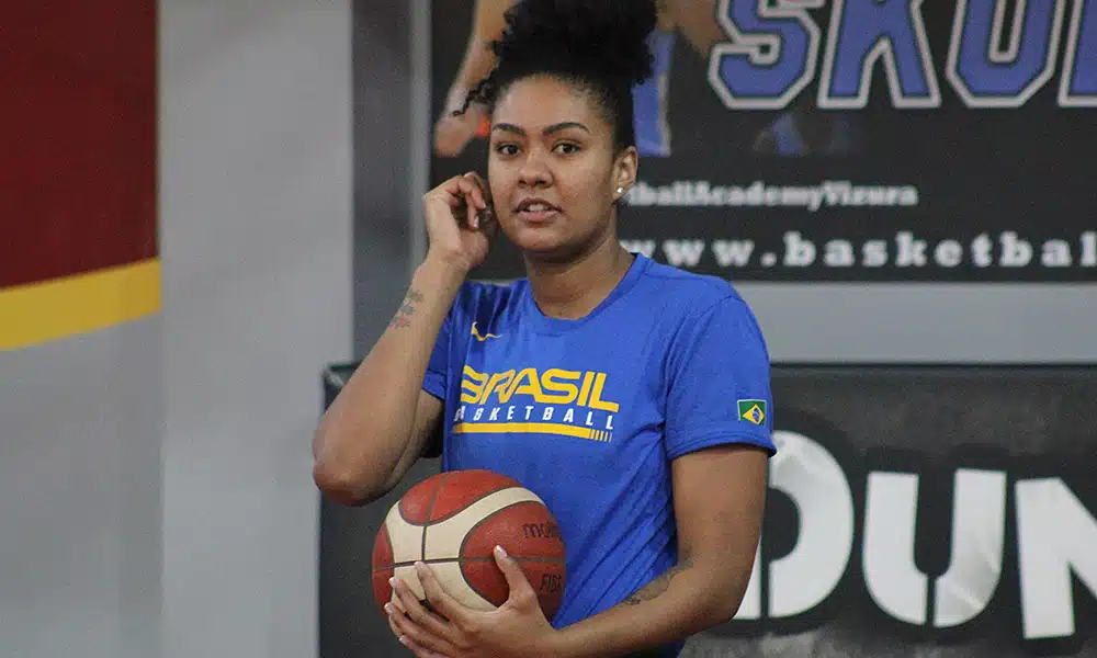 Damiris com a seleção de basquete feminino que vai disputar o Pré-Olímpico Mundial
