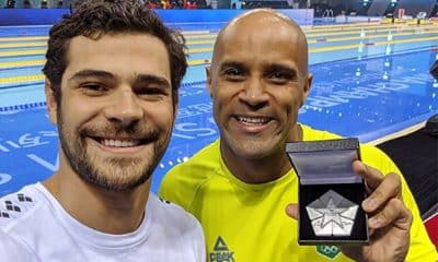 Marcelo Chierighini e João Gomes Júnior com as medalhas conquistadas na etapa de Shenzhen da Fina Swim Champions Series de natação