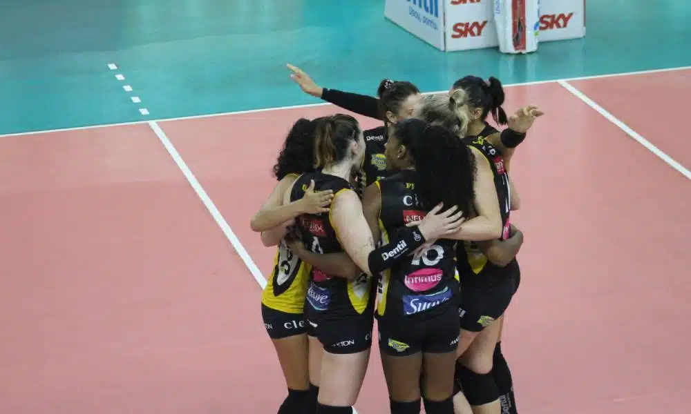 Líder e vice-líder vencem e abrem distância na Superliga