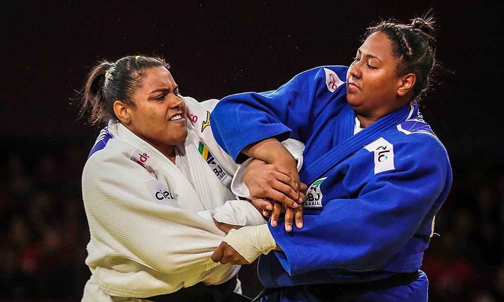 Bia Souza e Maria Suelen enquanto vão disputar o Grand Slam de Paris de judô