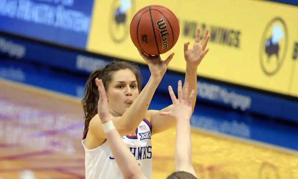 Mariane de Carvalho se destaca na partida do Kansas pela NCAA - Foto: Divulgação/Kansas