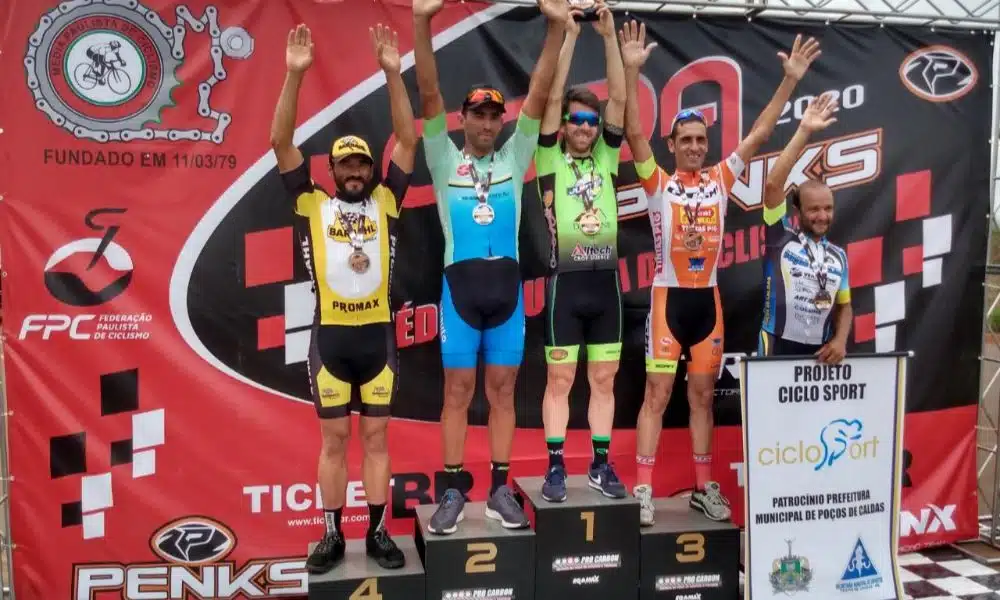 Equipe Promax Bardahl no pódio da categoria Máster A na Copa Penks (Divulgação)