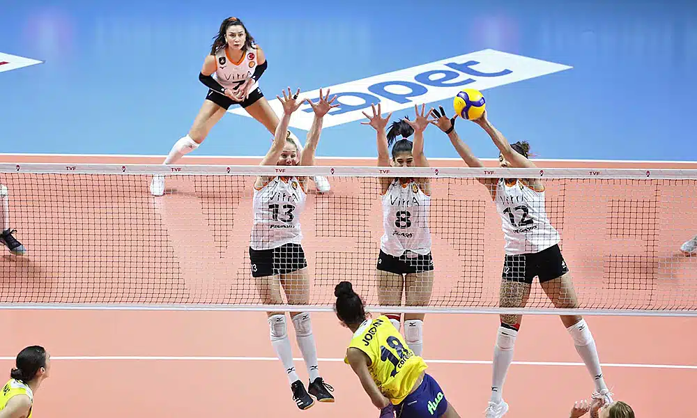 Natália em mais uma vitória do Eczacibasi pelo campeonato turco de vôlei