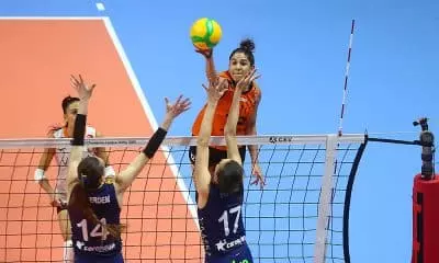 Natália, do Eczacibasi, em jogo pela contra o Fenerbahce pela Champions League de vôlei feminino