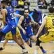 Augusto Lima e Vitor Benite em parida contra Marcelinho na Liga ACB de basquete na Espanha. Burgos contra Tenerife competição pandemia