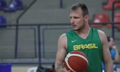Rafa Luz com a seleção brasileira de basquete para pegar o Uruguai na Americup