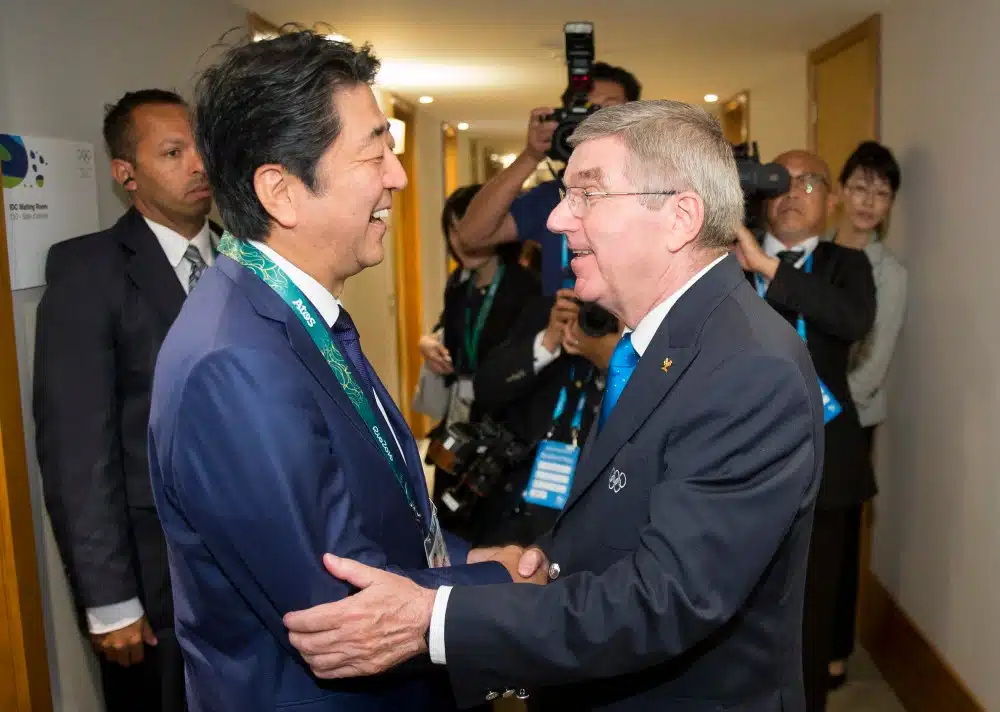 Shinzo Abe e Thomas Bach
