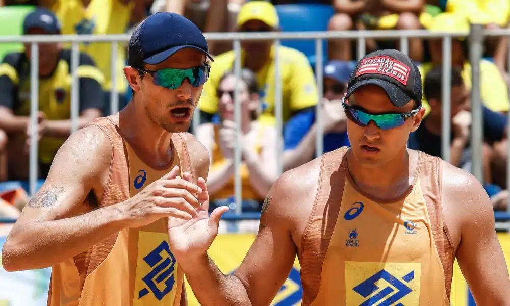 André Stein (esq) e George lideram o ranking geral masculino (Wander Roberto/Inovafoto/CBV)