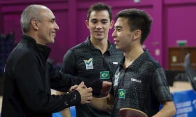 Tênis de mesa brasileiro - Técnico Francisco Arado, o Paco (esq.), Hugo Calderano (centro) e Vitor Ishiy (dir.). Foto: ITTF