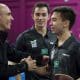 Tênis de mesa brasileiro - Técnico Francisco Arado, o Paco (esq.), Hugo Calderano (centro) e Vitor Ishiy (dir.). Foto: ITTF