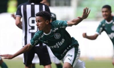Atacante Giovani foi o destaque da partida, com três gols marcador (Foto: Divulgação/Palmeiras)