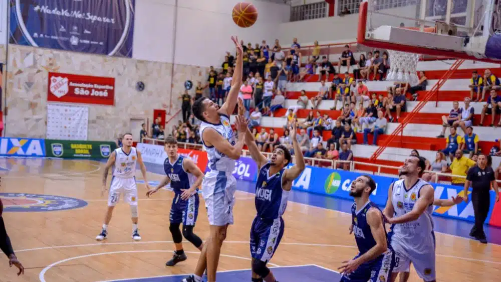 Com ótima atuação de Rafael Oliveira, São José venceu Mogi em casa (Foto: Arthur Marega Filho/São José Basketball) NBB