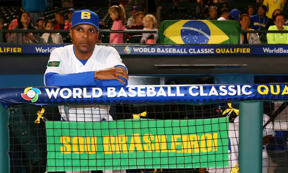 Barry Larkin comandando a seleção brasileira de beisebol Brasil nas Eliminatórias do WBC