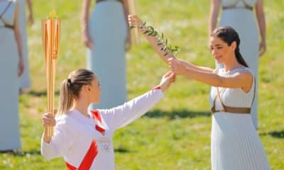 Anna Korakaki recebe o fogo olímpica em Olympia