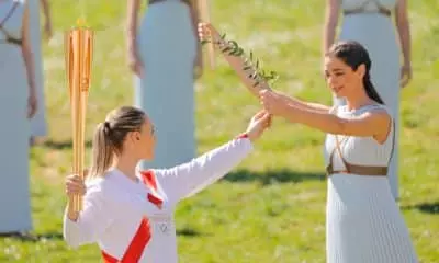 Anna Korakaki recebe o fogo olímpica em Olympia