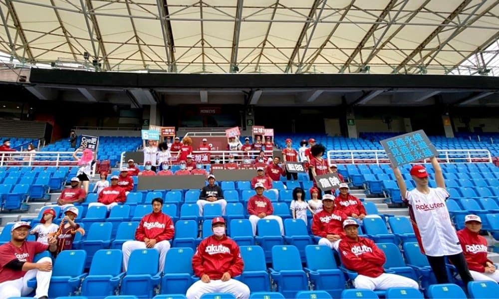 Robôs e manequins do Rakuten Monkeys, time de beisebol de Taiwan, pronto para a estreia em meio à pandemia