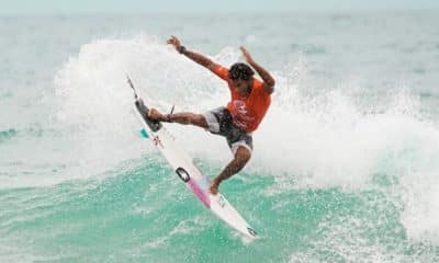 Wesley Santos, surfista brasileiro, pega onda antes da pandemia fechar as praias nos eua