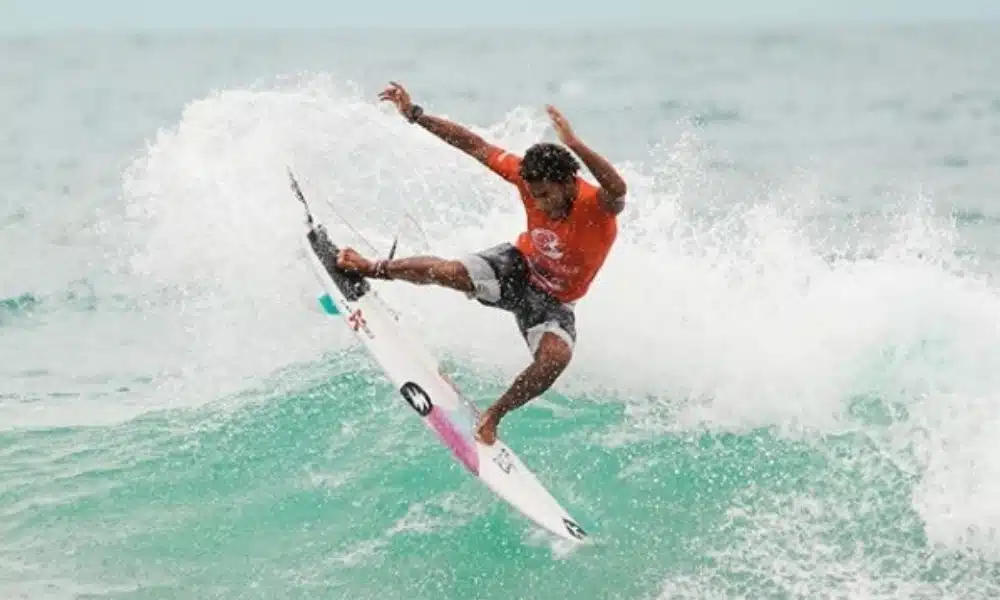 Wesley Santos, surfista brasileiro, pega onda antes da pandemia fechar as praias nos eua
