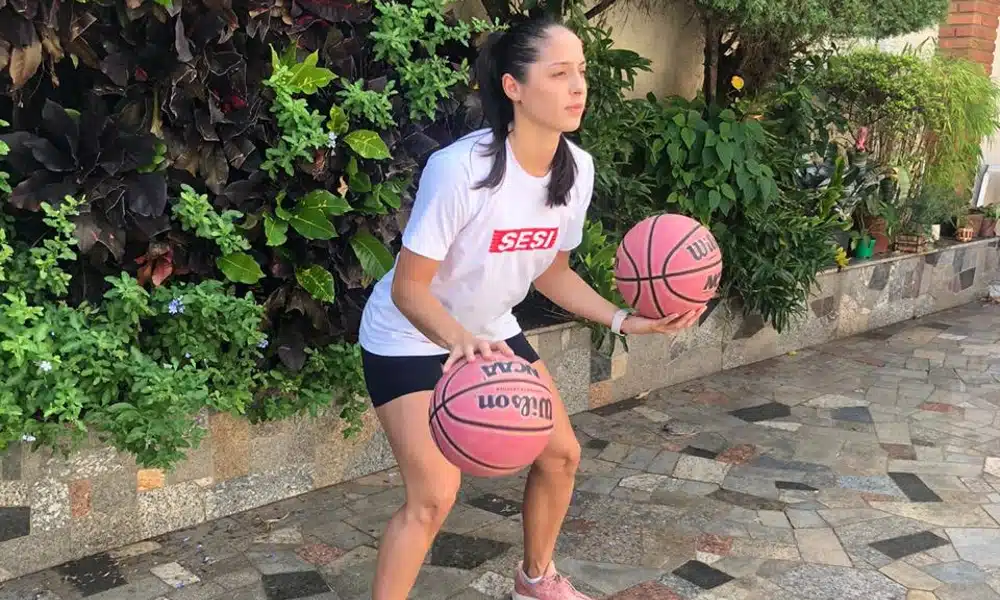 Débora jogadora de basquete