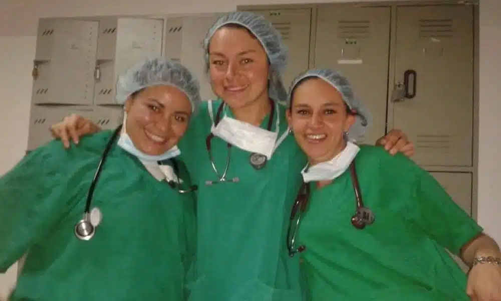 Nadadora colombiana ajuda no combate ao coronavírus como médica