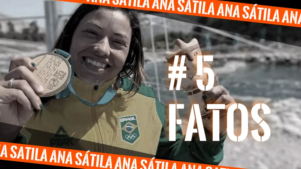 Ana Sátila exibe medalha do Pan na exibição do quadro 5 fatos do Olimpíada Todo Dia