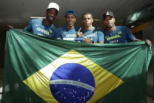 Conquista do título mundial do revezamento 4x100 m masculino do Brasil completa um ano