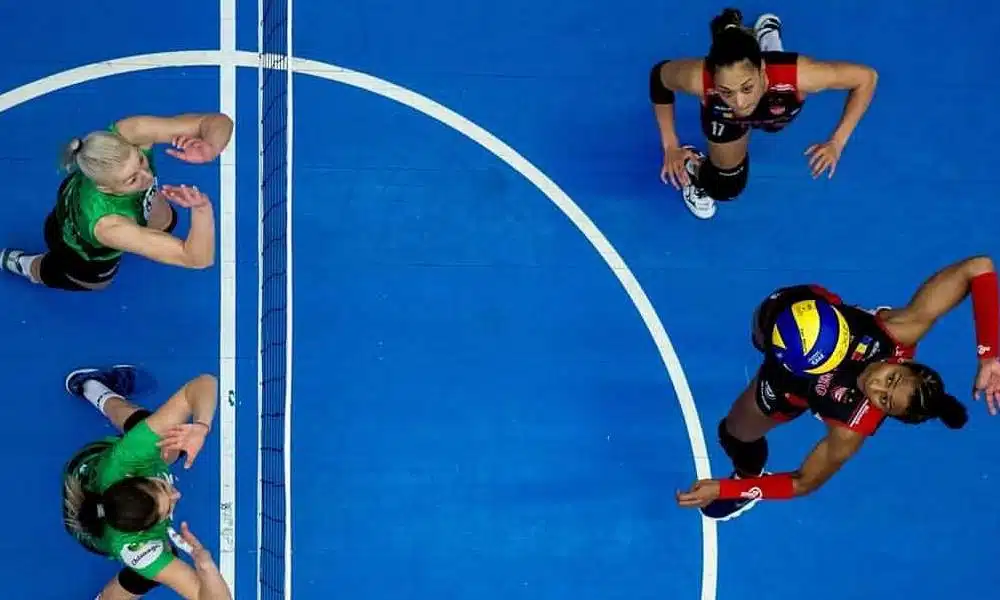 jogadora de vôlei surda a atuar profissionalmente no Brasil, se tornou embaixadora da Sonova, empresa de aparelhos para surdos