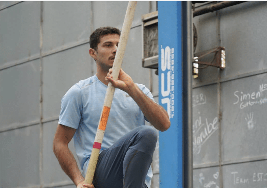 Thiago Braz comemora volta aos treinos na Itália