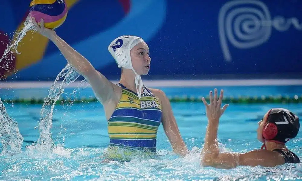Viviane Bahia em ação pela seleção de polo aquático feminino