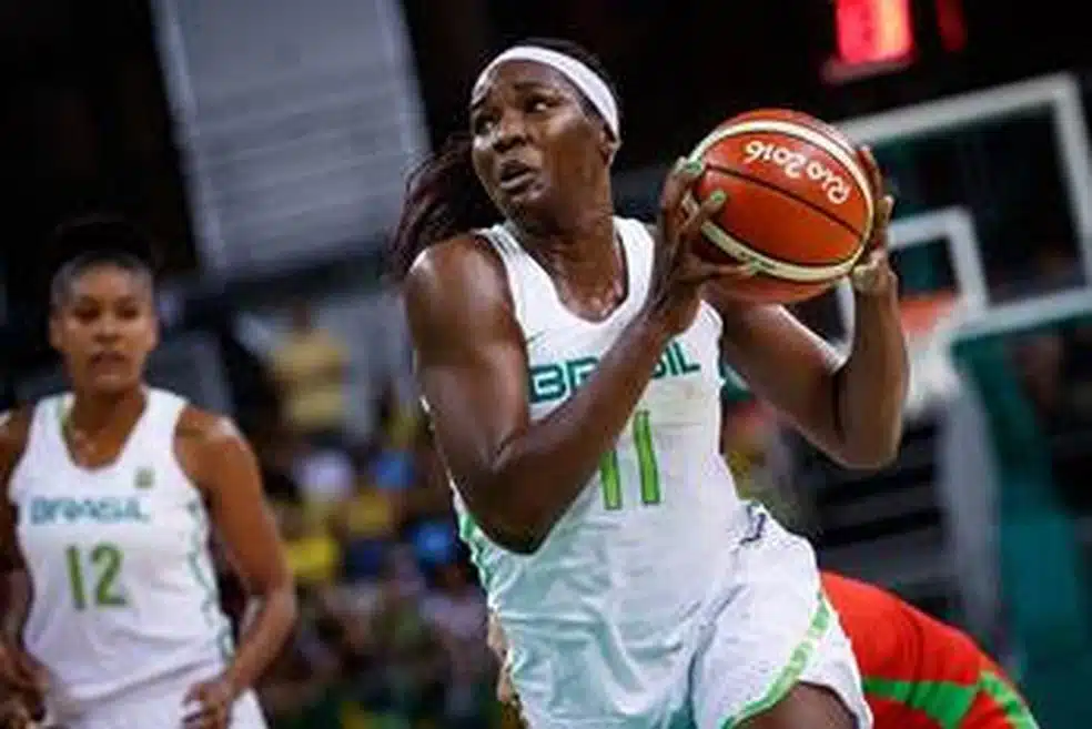 Clarissa dos Santos basquete