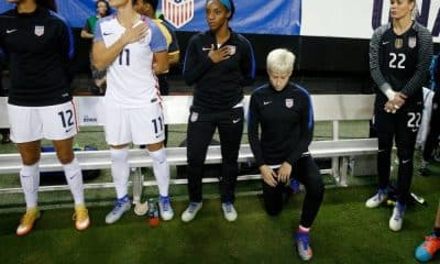 Megan Rapinoe protestando contra o racismo