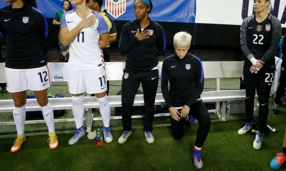 Megan Rapinoe protestando contra o racismo