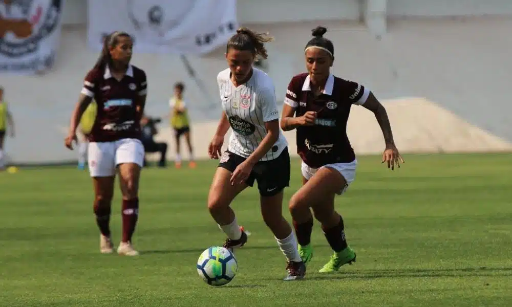 A CBF (Confederação Brasileira de Futebol) confirmou o retorno do Campeonato Brasileiro Feminino A-1 2020 para o dia 26 de agosto. Por meio de sua Diretoria de Competições, a entidade publicou a tabela e os três primeiros jogos concluirão a 5ª rodada. Um deles será a reedição da final de 2019, com o Corinthians enfrentando a Ferroviária, atual campeã, às 19h30, no Parque São Jorge.