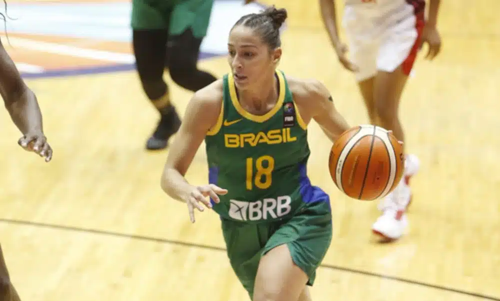 A armadora Débora Costa, titular da seleção brasileira, será jogadora do Luleå Basket, da Suécia, a partir de setembro. No entanto, o futuro dela poderia ser outro se a pandemia de coronavírus não tivesse acontecido. Em live no Instagram da CBB (Confederação Brasileira de Basquete), o empresário Fábio Jardine, que trabalha com atletas do basquete feminino, revelou sondagens de duas equipes da WNBA