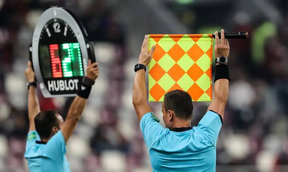 FIFA libera cinco substituições por jogo até julho e agosto de 2021