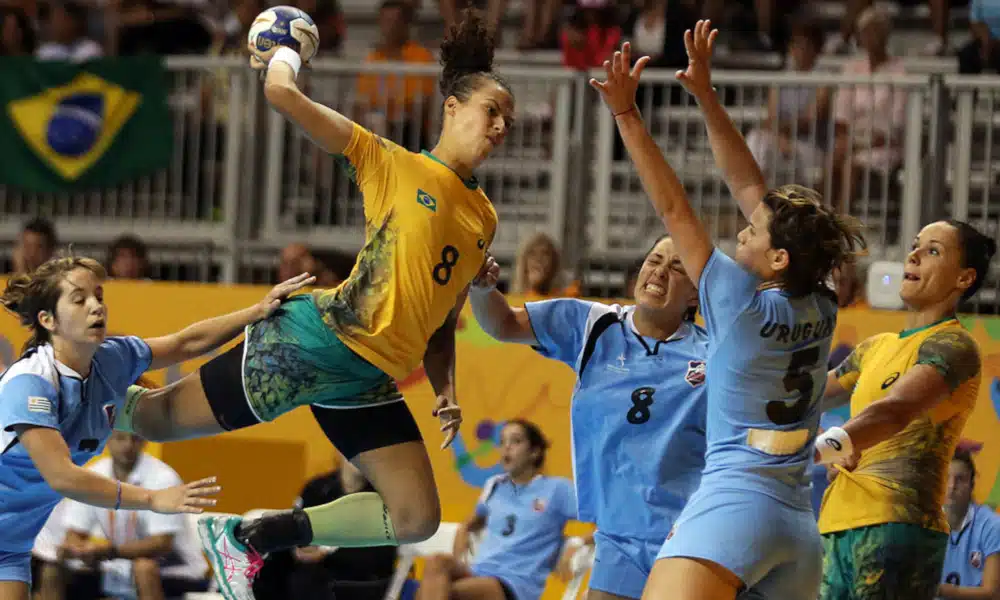 A brasileira Fernanda França da Silva, de 30 anos, está de volta ao handebol. Campeã mundial em 2013 pelo Brasil, a jogadora decidiu dar uma pausa em sua carreira após o término dos Jogos Olímpicos Rio-2016. Depois deste período parada, a atleta acertou contrato com o Côte Basque, clube que acaba de ascender à primeira divisão da Liga Francesa. Ela retorna em 2020/21 e traz consigo uma versão mais ‘completa’.