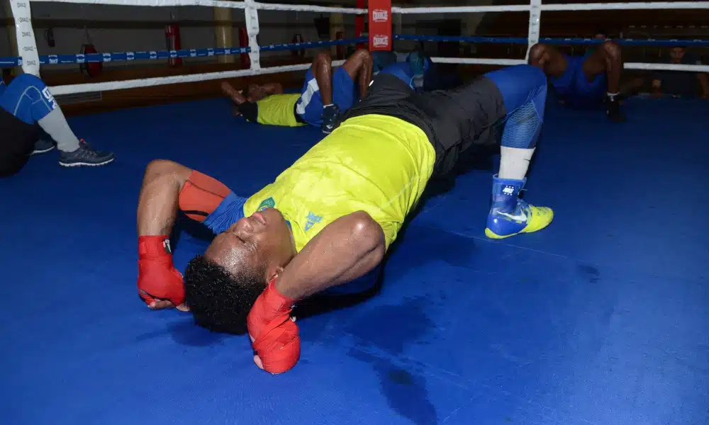A equipe olímpica permanente do boxe voltou aos treinos. Dez atletas e dois técnicos, sendo Mateus Alves, o treinador principal, estão em Portugal em viagem promovida pelo COB (Comitê Olímpico do Brasil) por meio do programa Missão Europa. A modalidade integrou a primeira delegação que embarcou para a retomada das atividades, que está sendo feita no complexo esportivo de Rio Maior