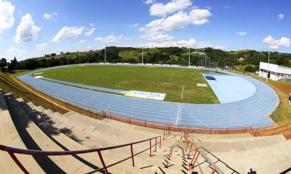 O CNDA (Centro Nacional de Desenvolvimento do Atletismo), localizado em Bragança Paulista, se beneficiará do fato da cidade ter mudado para a Fase Amarela do Plano São Paulo de combate à pandemia do coronavírus. Com a nova conjuntura, as restrições diminuem e a pista poderá receber mais atletas para treinos a partir desta quarta-feira (12). Na primeira semana após a reabertura, somente 28 puderam treinar no local