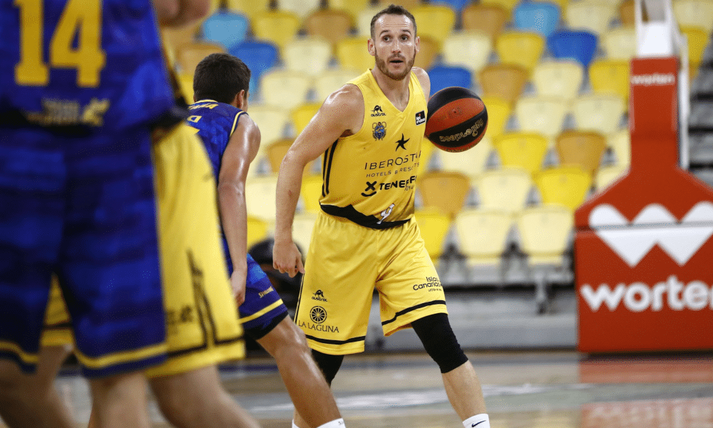 Os brasileiros Marcelinho Huertas e Leo Meindl começaram a temporada 2020/21 com vitória. Os dois entraram em quadra e venceram por suas equipes em amistosos na Espanha nesta quarta-feira (26). O primeiro a jogar foi o armador que, pelo Iberostar Tenerife, ganhou do Herbalife Gran Canaria, por 86 a 84. O segundo estreou no basquete espanhol pelo Montakit Fuenlabrada na vitória por 80 a 78 contra o Movistar Estudiantes