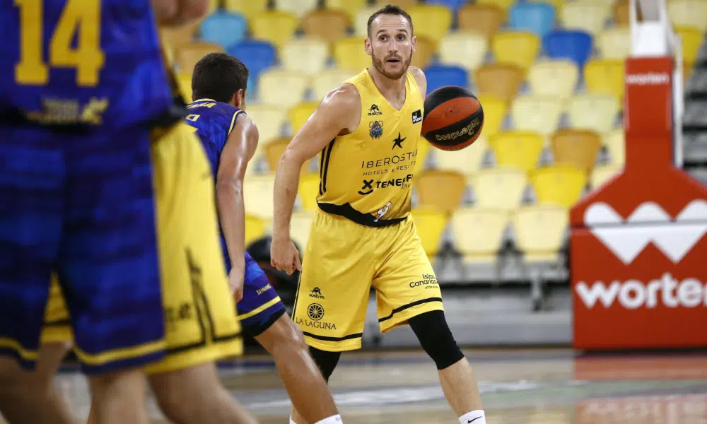 Os brasileiros Marcelinho Huertas e Leo Meindl começaram a temporada 2020/21 com vitória. Os dois entraram em quadra e venceram por suas equipes em amistosos na Espanha nesta quarta-feira (26). O primeiro a jogar foi o armador que, pelo Iberostar Tenerife, ganhou do Herbalife Gran Canaria, por 86 a 84. O segundo estreou no basquete espanhol pelo Montakit Fuenlabrada na vitória por 80 a 78 contra o Movistar Estudiantes