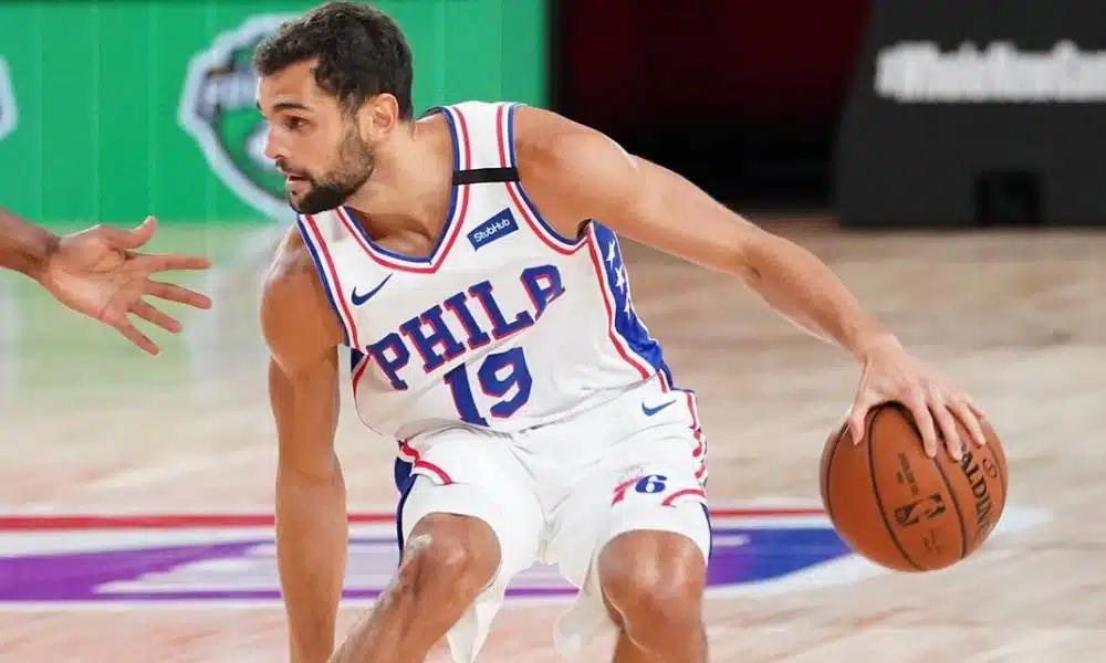 Na 2ª partida contra o Boston Celtics, válida pelos playoffs da NBA na 'Bolha' da Disney, o Philadelphia 76ers, do armador Raulzinho, perdeu por 128 a 101