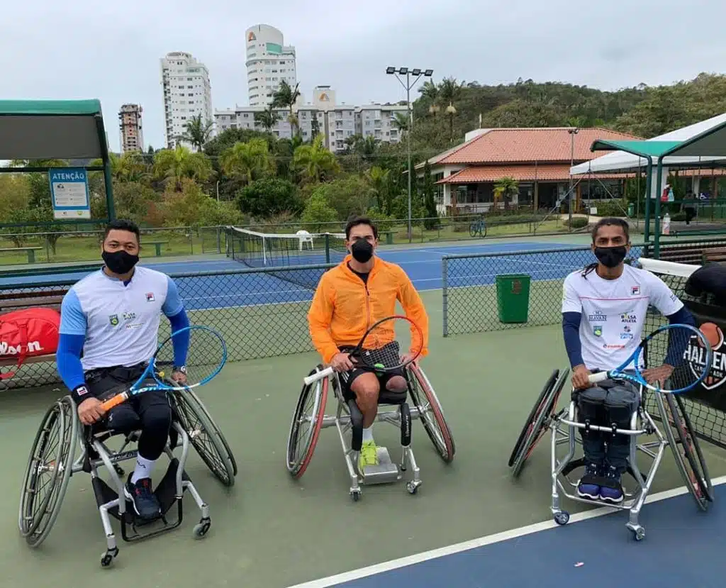 Daniel Rodrigues e Gustavo Carneiro, da classe Open, e Ymanitu Silva, da Quad, são os principais nomes do Brasil no tênis em cadeira de rodas. Se a qualificação paralímpica encerrasse neste momento, os três estariam com as vagas garantidas nos Jogos Paralímpicos de Tóquio, em 2021. A missão é difícil, mas o objetivo de dois deles, Ymanitu e Daniel, é surpreender e conquistar a primeira medalha brasileira na modalidade
