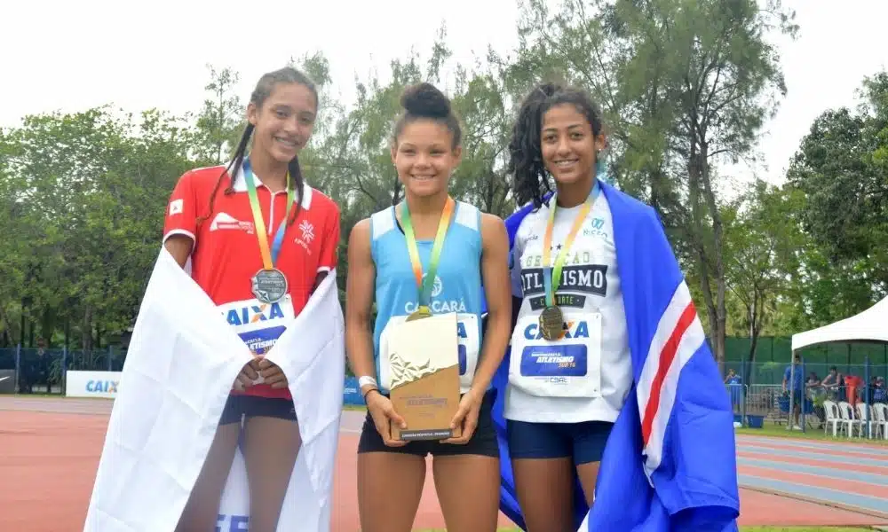 Ana Júlia Batista no pódio do Brasileiro Sub-16