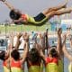 Elisabeta Lipa Oleniuc sendo jogada para cima por sua equipe romena após medalha no remo em Atenas 2004 (Reprodução)