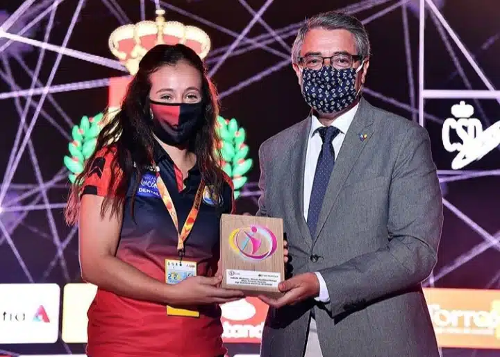 Isabelle na premiação das melhores do ano na Espanha