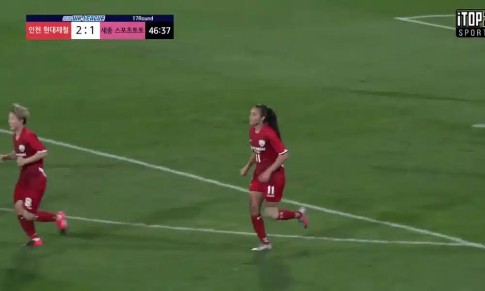 As duas brasileiras que atuam no futebol sul-coreano entraram em campo nesta quinta-feira (24). A atacante Neném, de 26 anos, anotou o terceiro gol do Red Angels no resultado positivo contra o Gumi Sportstoto, 4 a 2, pela 17ª rodada da WK League, a Liga da Coreia do Sul de futebol feminino. O outro clube com atleta tupiniquim no elenco é o Hwacheon KSPO, de Nathane, de 30 anos, que perdeu, em casa, por 2 a 0, para o Gyeongju