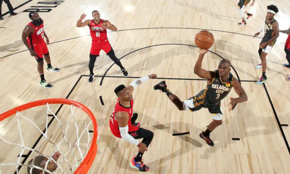 O brasileiro Bruno Caboclo assistiu do banco de reservas a derrota do Houston Rockets para o Oklahoma City Thunder em partida válida pela primeira fase dos playoffs da NBA. O confronto desta segunda-feira (31) foi decidido nos segundos finais, com o armador Chris Paul sendo determinante na vitória por 104 a 100. Com o resultado, a definição do adversário do Los Angeles Lakers acontecerá no sétimo e último jogo